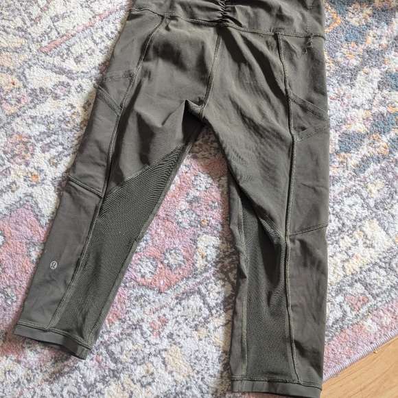 Lululemon crop Size 4 - Picture 5 of 6